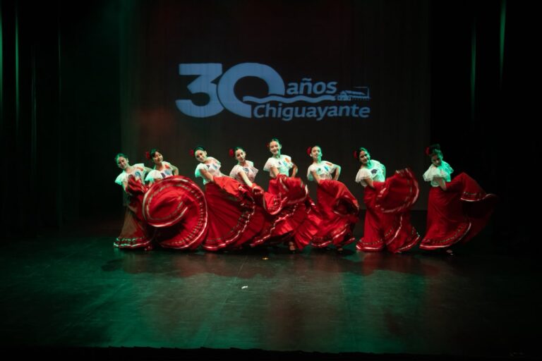 Guardando recuerdos de nuestro Elenco de Danzas.