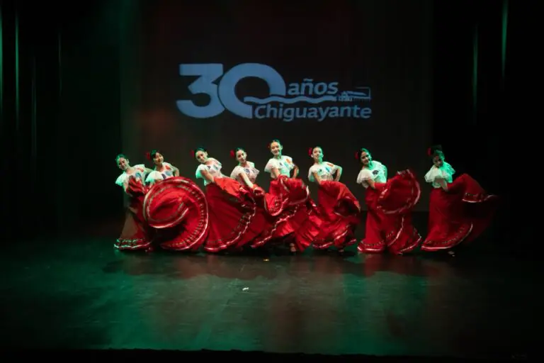 Guardando recuerdos de nuestro Elenco de Danzas.